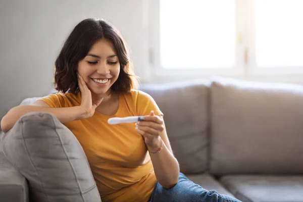 Pojęcie Macierzyństwa Szczęśliwy Młody Arab Kobieta Gospodarstwa Pozytywny Test Ciążowy — Zdjęcie stockowe