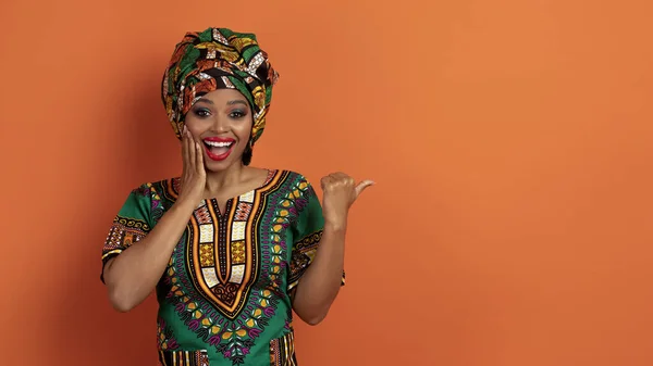 Niesamowite Wesoły Piękne Młoda Czarna Kobieta Kolorowe Tradycyjne Afrykańskie Ubrania — Zdjęcie stockowe