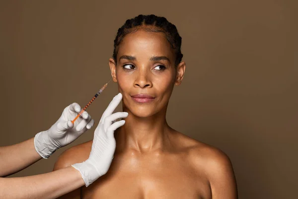 Schöne Schwarze Frau Mittleren Alters Bekommt Eine Gesichtsinjektion Wangenknochenbereich Und — Stockfoto