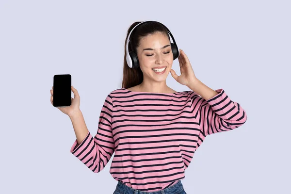 Vrolijke Vrolijke Spaanse Jonge Vrouw Casual Luisteren Naar Muziek Met — Stockfoto