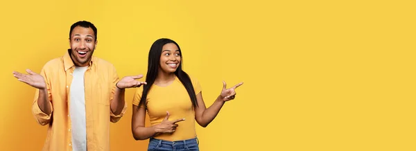 Confuso Millennial Afro Americano Masculino Sorridente Esposa Show Para Espaço — Fotografia de Stock