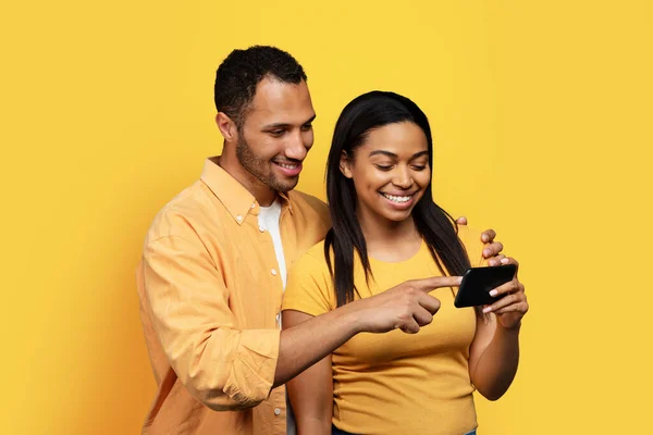 Glada Tusenåriga Afrikanska Amerikanska Manliga Och Kvinnliga Skriva Smartphone Titta — Stockfoto