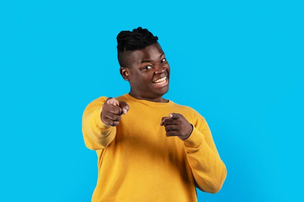 Fröhlicher Junger Schwarzer Mann Zeigt Mit Zwei Fingern Auf Die — Stockfoto