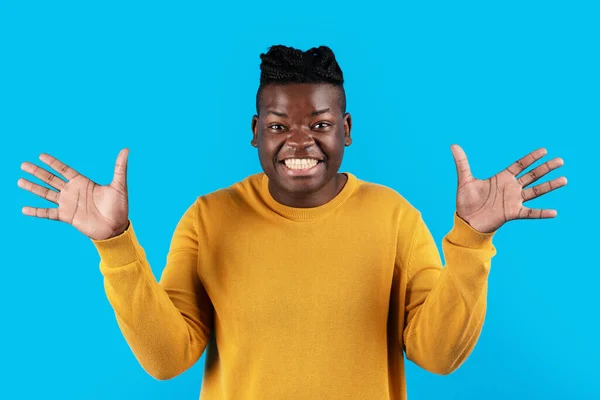 Retrato Jovem Negro Surpreso Espalhando Mãos Com Emoção Olhando Para — Fotografia de Stock