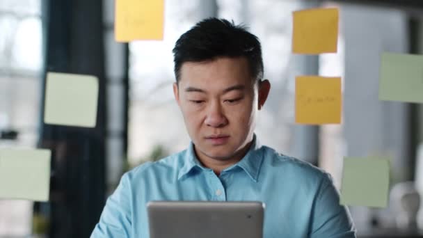 Pracovní Hodnocení Profesionální Manažer Pro Asijské Muže Středního Věku Kontroluje — Stock video