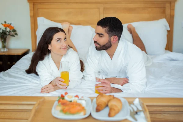 Een Paar Genieten Van Het Ontbijt Liggend Bed Buurt Van — Stockfoto
