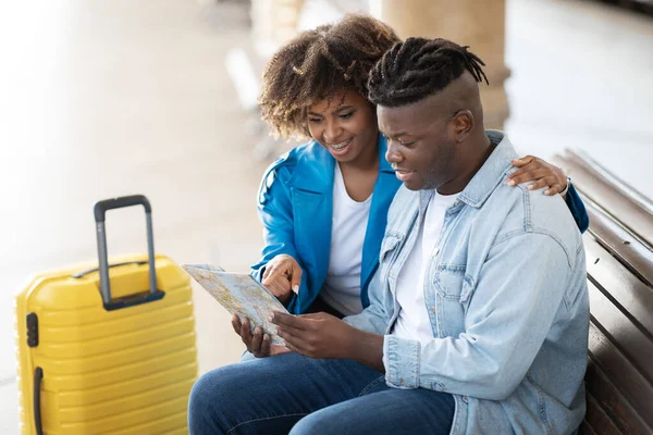 Fröhliche Junge Schwarze Ehepartner Checken Reiseroute Mit Stadtplan Während Sie — Stockfoto