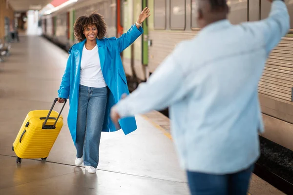 Joven Hombre Negro Conociendo Novia Estación Tren Después Llegada Pareja —  Fotos de Stock