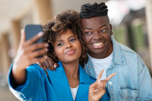 Travel Fun Portrait Cheerful Young Black Couple Taking Selfie Smartphone — Stock Photo, Image