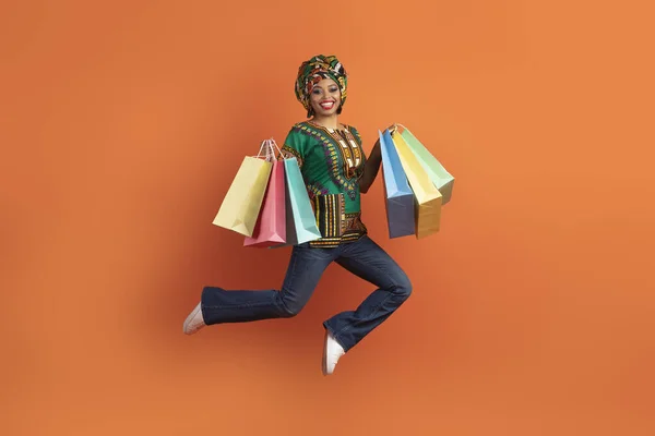 Kara Cuma Satış Sezonu Alışveriş Konsepti Geleneksel Afrikalı Kostümlü Neşeli — Stok fotoğraf