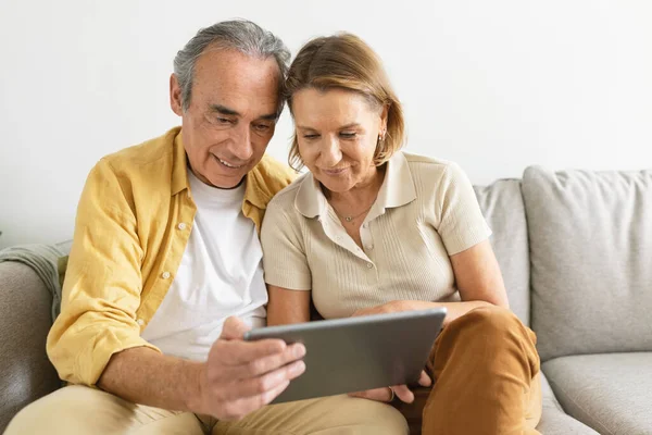 Usmívající Starší Pár Používající Tablet Surfující Internet Koukání Film Online — Stock fotografie