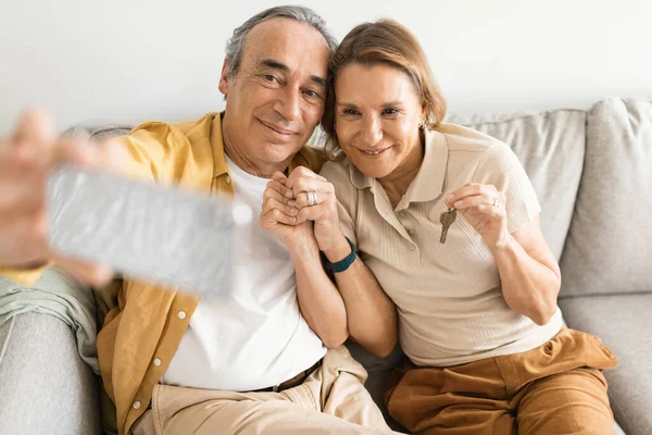 Happy European Spouses Taking Photo Smartphone Showing Keys Video Calling — Stock Photo, Image