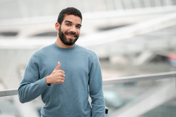Fröhlicher Männlicher Tourist Aus Dem Nahen Osten Gestikuliert Lächelnd Die — Stockfoto