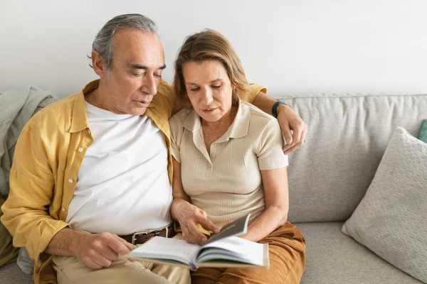 Glückliche Senioren Umarmen Sich Entspannen Gemeinsam Auf Der Gemütlichen Couch — Stockfoto