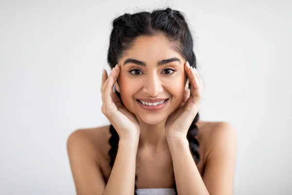 Концепция Skincare Красивая Молодая Индианка Касается Лица Улыбается Перед Камерой — стоковое фото