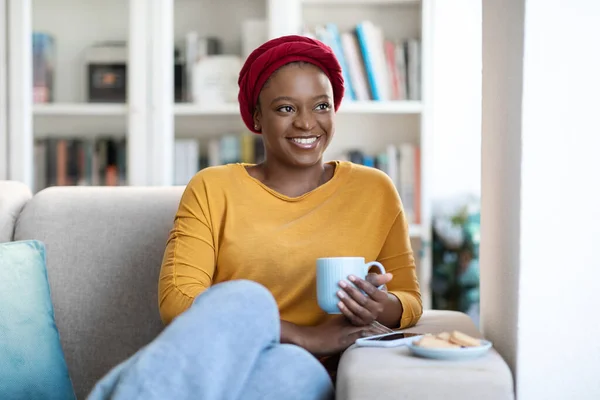 Feliz Mujer Negra Bastante Joven Ropa Casa Turbante Africano Que —  Fotos de Stock