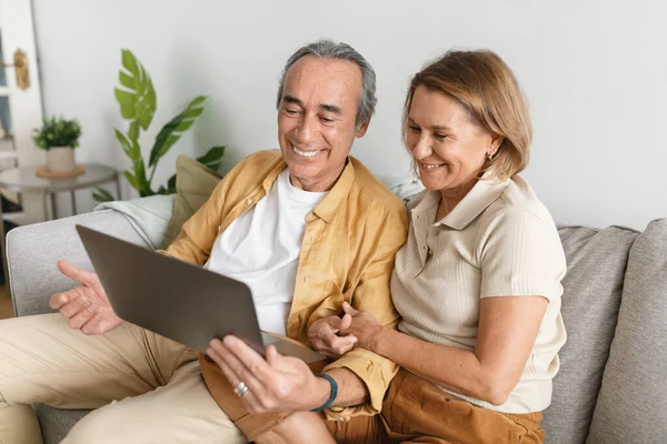 Lächelnde Ältere Kaukasische Paare Telefonieren Laptop Haben Online Treffen Mit — Stockfoto