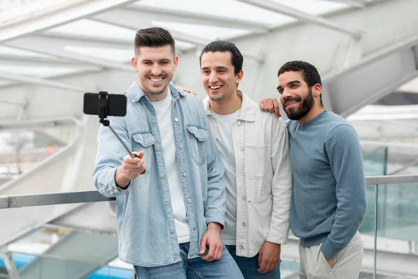 Grupo Tres Felices Amigos Masculinos Que Viajan Hacen Selfies Teléfono — Foto de Stock