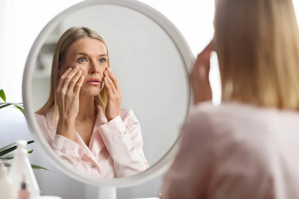 Hudproblem Begreppet Upprörd Medelålders Kvinna Tittar Spegel Och Berörande Ansikte — Stockfoto