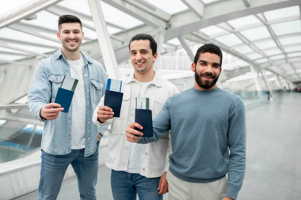Groep Van Drie Glimlachende Mannen Toont Instapkaarten Paspoorten Kijken Naar — Stockfoto
