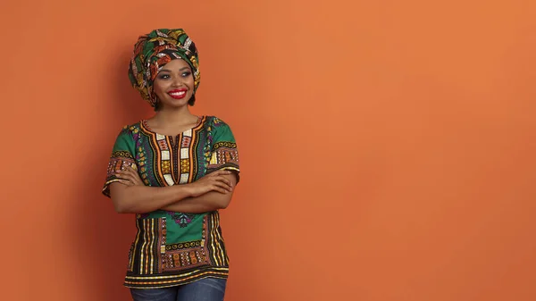 Renkli Geleneksel Kostümlü Neşeli Güzel Afro Amerikan Kadın Kollarını Portakal — Stok fotoğraf