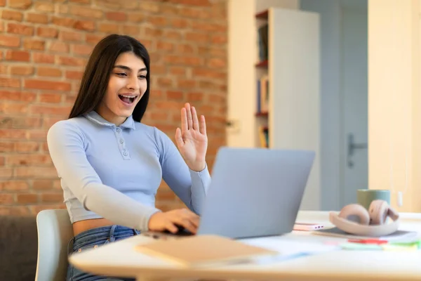 Spannende Spaanse Dame Met Videogesprek Laptop Zwaaiende Hand Gedag Zeggen — Stockfoto
