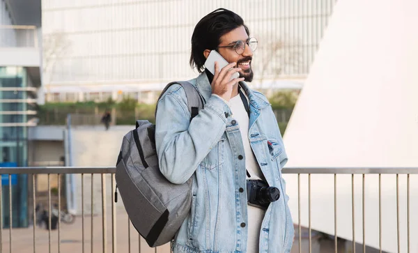 Glückliche Millennial Indianer Mit Rucksack Und Kamera Anruf Smartphone Blick — Stockfoto