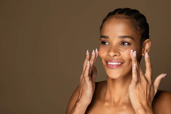 Konsep Skincare Potret Wanita Kulit Hitam Cantik Dengan Wajah Mulus — Stok Foto