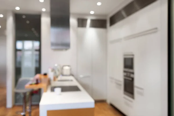 现代公寓风格的厨房室内装饰 白色橱柜的当代简约设计 烹调用具 椅子和宽敞的台面 模糊的图像 — 图库照片