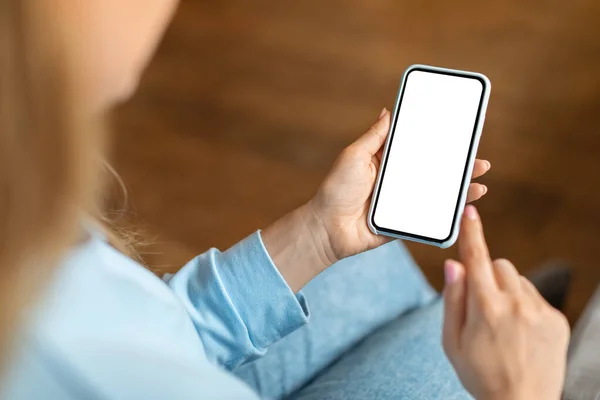 Unerkennbare Junge Frau Die Hause Ein Leeres Smartphone Mit Weißem — Stockfoto