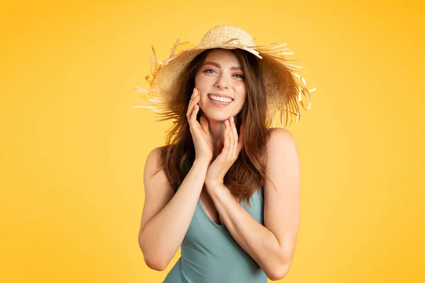穿着泳衣和草帽的快乐的欧洲女人 在黄色的摄影棚背景上摆姿势 开心地微笑着 享受着热带乡村的假期 — 图库照片