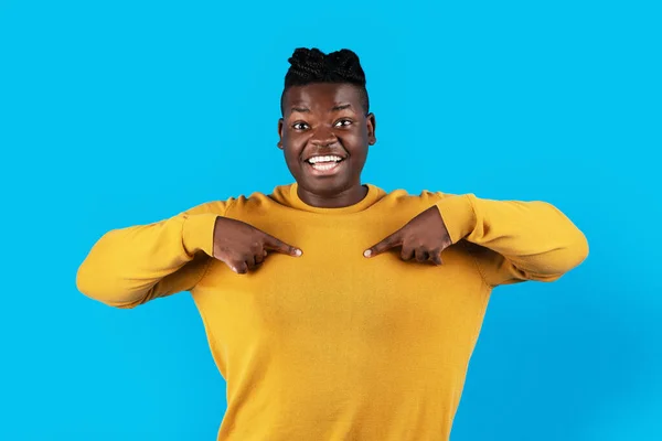 俺を選べ 二本の手で自分自身を指して カメラを見て幸せな興奮アフリカ系アメリカ人男性の肖像画 青のスタジオの背景の上にポーズ正の若い黒人男 スペースをコピー — ストック写真
