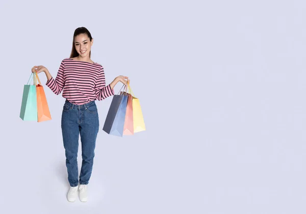 Verkauf Einkauf Einzelhandelskonzept Glückliche Junge Hispanische Frau Lässigem Outfit Mit — Stockfoto