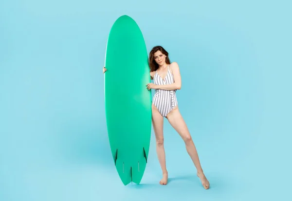 Junge Sportliche Frau Badeanzug Stehend Mit Surfbrett Isoliert Auf Pastellblauem — Stockfoto
