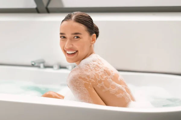 Usmívající Dáma Přikrytá Mýdlem Sud Při Koupeli Posezení Vaně Plné — Stock fotografie