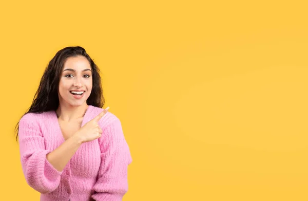 Fröhliche Millennial Middle Eastern Lady Zeigt Mit Dem Finger Auf — Stockfoto