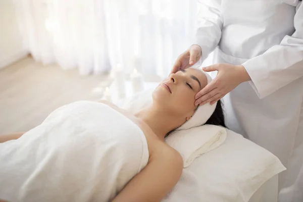 Retrato Relaxado Jovem Mulher Tendo Massagem Facial Centro Spa Bela — Fotografia de Stock