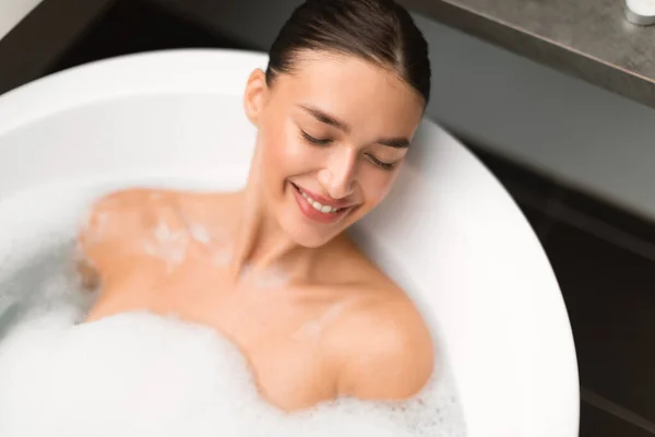 Rileks Lady Bathing Lying Water Foam Bubbles Relaxing Eyes Closed — Stok Foto