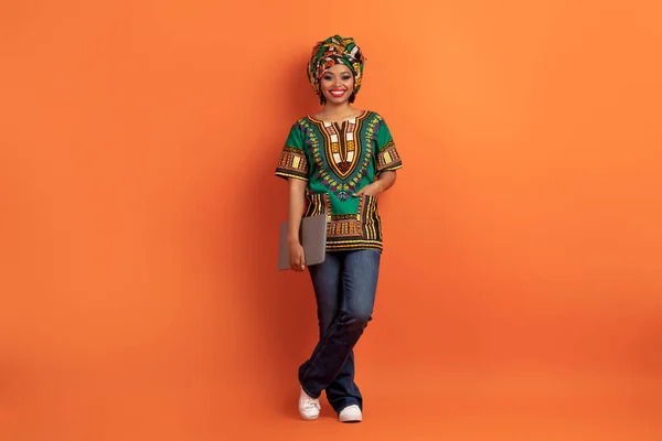 Güzel Mutlu Mutlu Gülümseyen Siyah Bir Kadın Ulusal Afrikalı Kostümlü — Stok fotoğraf