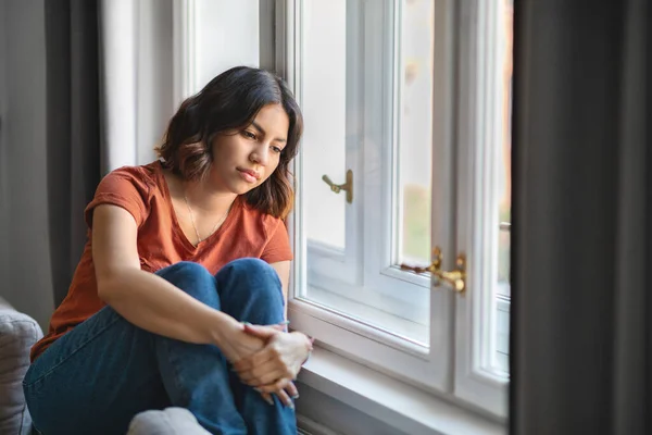 Mevsimsel Depresyon Evinin Penceresinin Yanında Oturan Endişeli Genç Arap Kadın — Stok fotoğraf