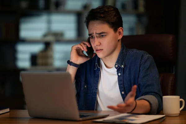 Irritado Jovem Triste Empresário Roupa Casual Ter Telefonema Com Assistente — Fotografia de Stock