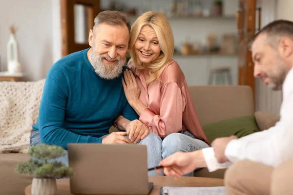 Man Consulting Senior Couple Toont Laptop Aanbieden Verkopen Van Onroerend — Stockfoto