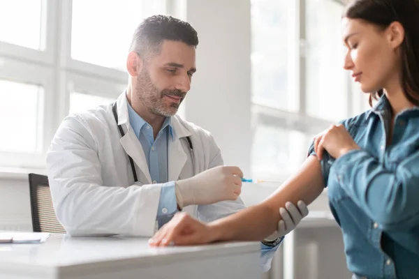 疫苗接种和免疫概念 在医院接种疫苗的孕妇 为女病人注射抗病毒药物的专业男医生 — 图库照片