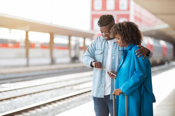 Szczęśliwi Czarni Małżonkowie Czekający Pociąg Dworcu Kolejowym Uśmiechnięci Afroamerykanie Podróżujący — Zdjęcie stockowe