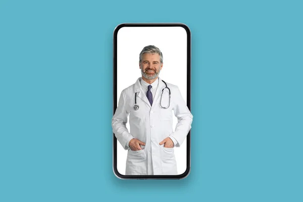 Szczęśliwy Przystojny Lekarz Średnim Wieku Siwowłosy Stojący Ogromnym Ekranie Telefonu — Zdjęcie stockowe