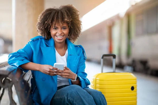 Billetes Tren Línea Joven Sonriente Mujer Negra Usando Smartphone Mientras —  Fotos de Stock