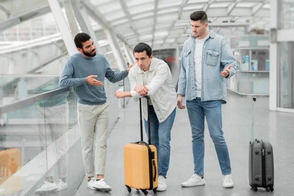 Tři Přátelé Muži Cestovním Kufříkem Mají Quarrel Problémy Během Výletu — Stock fotografie