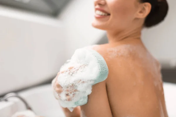 用泡沫擦拭身体 用海绵擦拭身体 享受身体护理和卫生习惯洗浴坐在现代浴室室内 用无法辨认的女士洗澡水擦伤 选择性焦点 — 图库照片