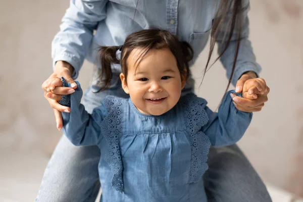 Carino Giapponese Neonata Holding Mamme Mani Imparare Camminare Sorridente Guardando — Foto Stock