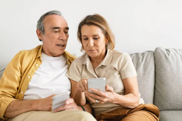 Senioren Sitzen Auf Dem Sofa Und Nutzen Ihr Smartphone Versuchen — Stockfoto